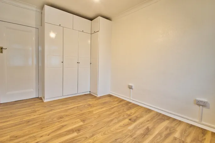 Flat Elm Park Court in Greater London