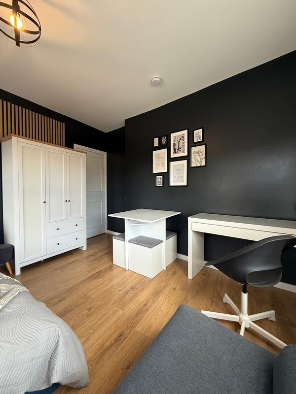Room Wentworth Street in Greater London
