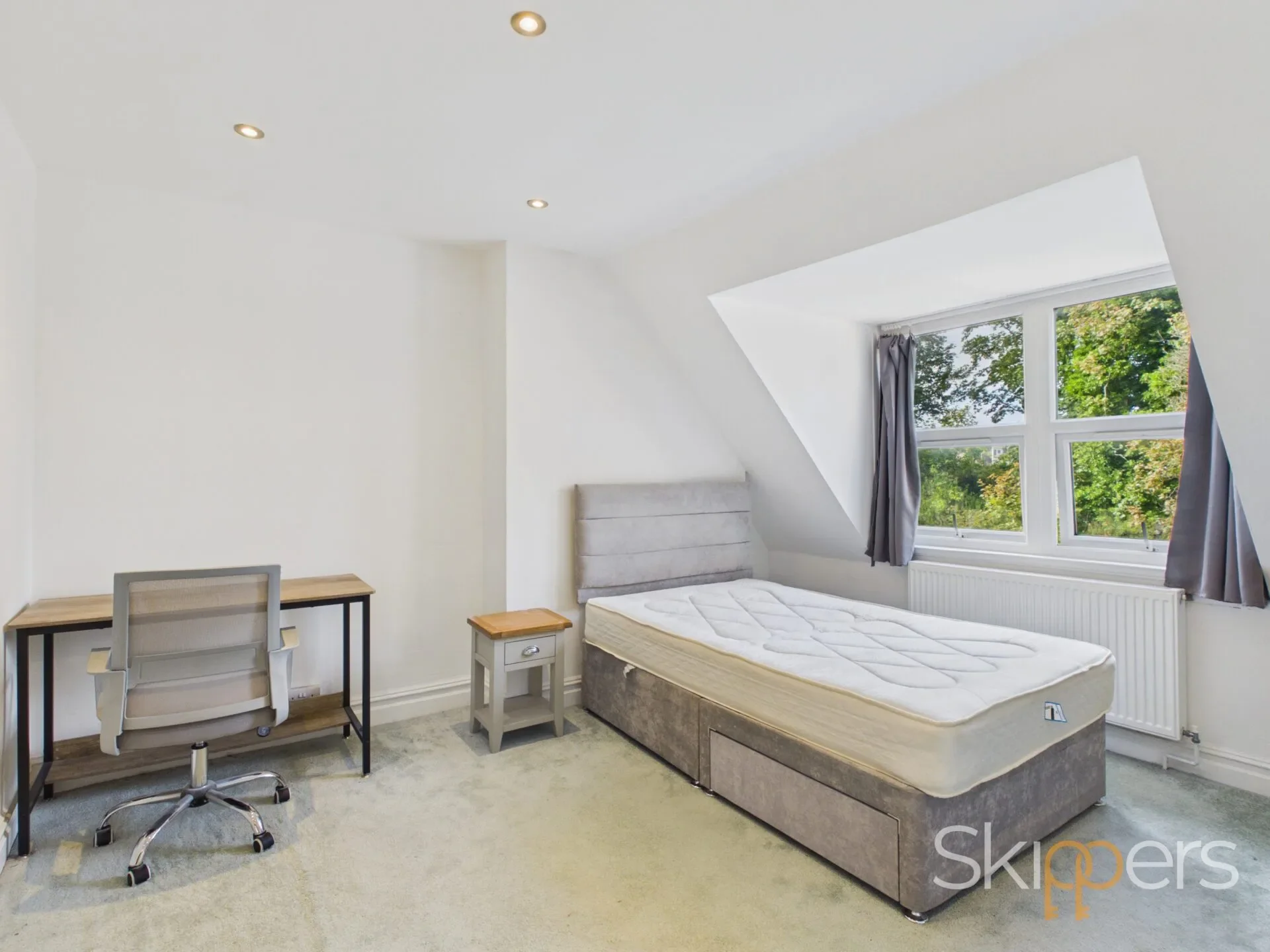 Flat Kingsnorth Gardens in Folkestone and Hythe District