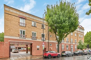 Flat Grange Road in Greater London