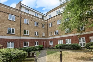 Flat Grange Road in Greater London