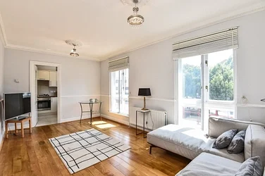 Flat Grange Road in Greater London