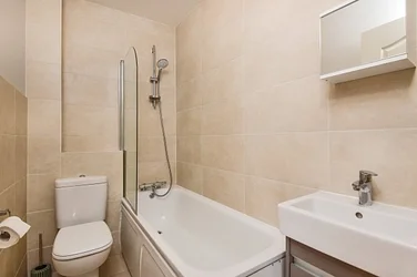 Flat Grange Road in Greater London