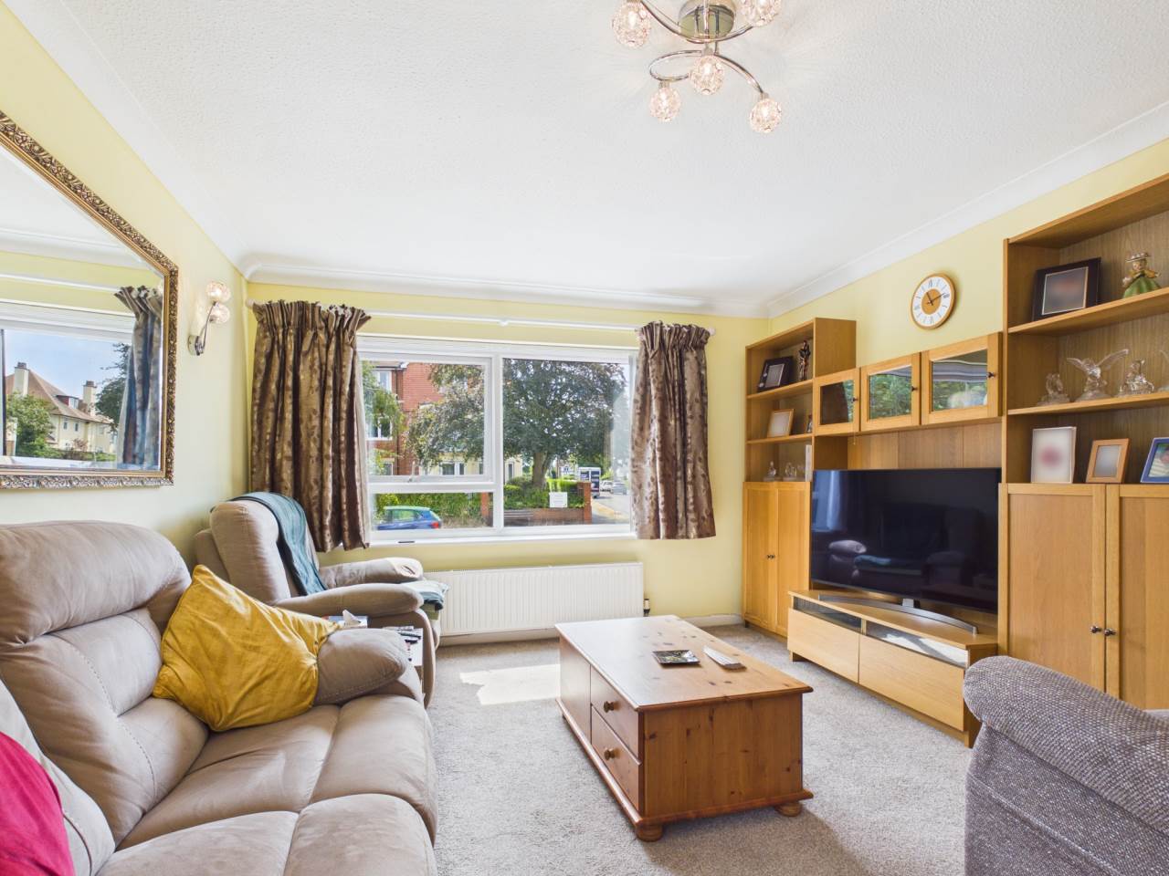 Flat Lymington Road in Highcliffe-on-Sea