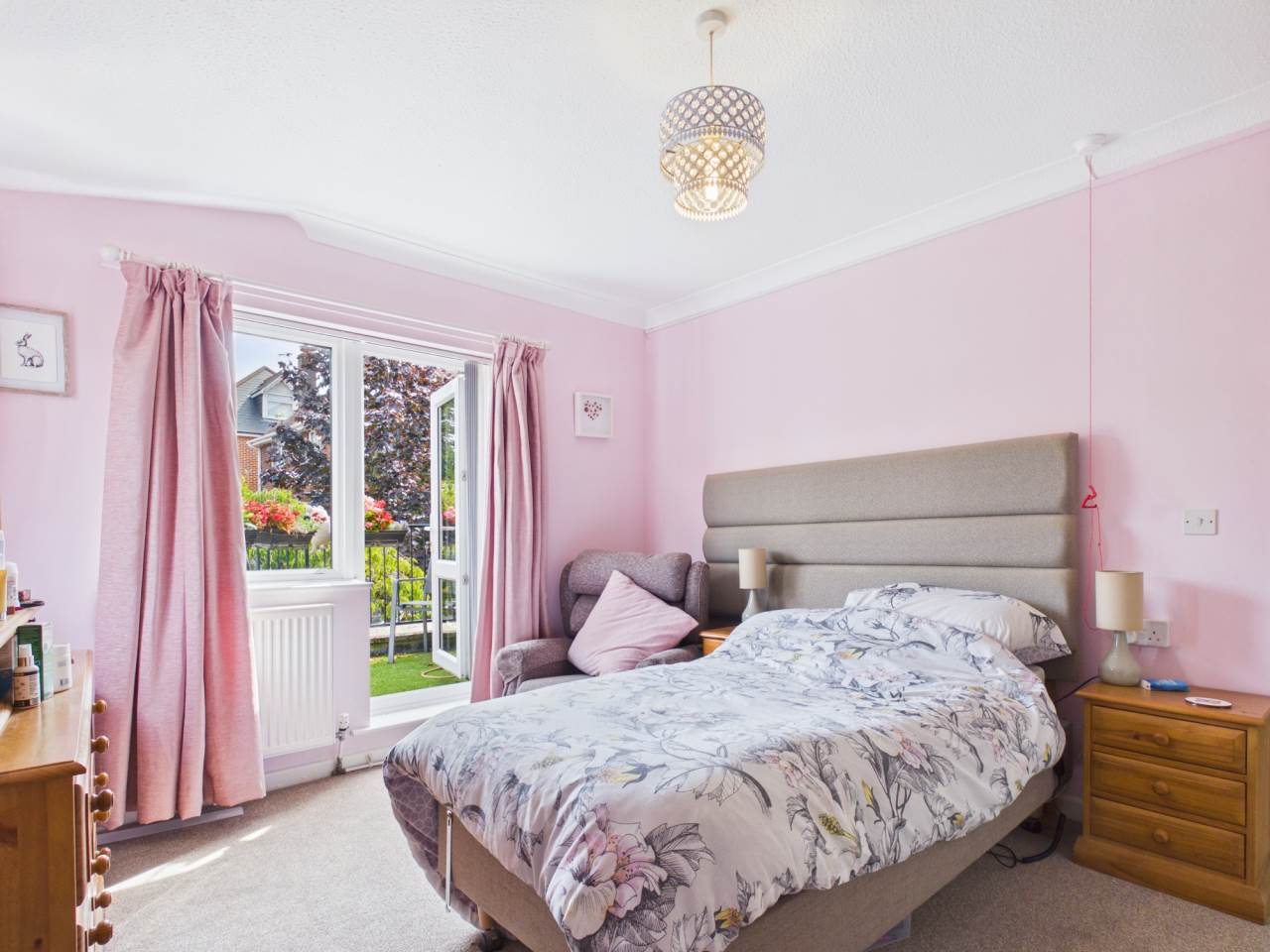 Flat Lymington Road in Highcliffe-on-Sea