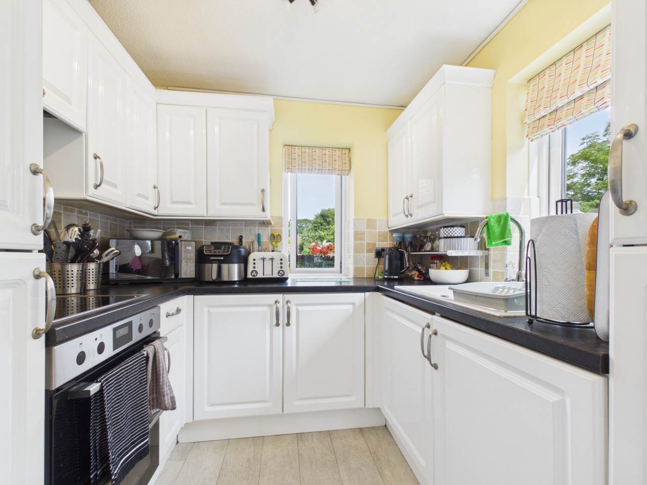 Flat Lymington Road in Highcliffe-on-Sea