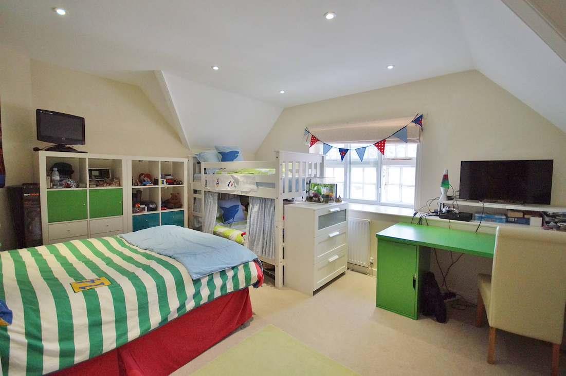Flat Oakshade Road in Elmbridge