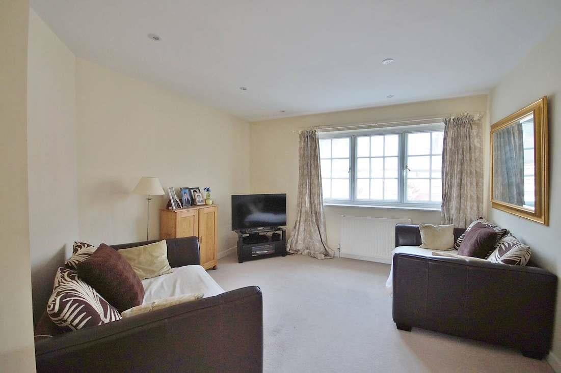 Flat Oakshade Road in Elmbridge