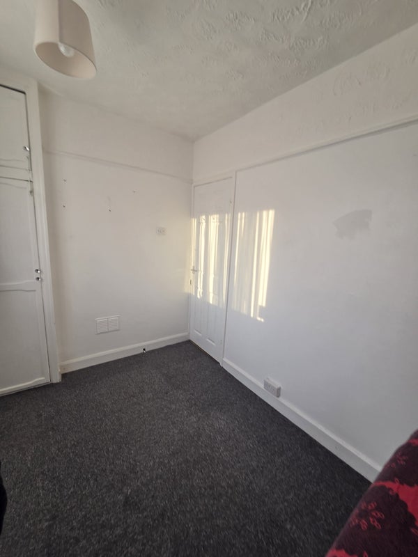 Room Wharton Avenue in Manchester