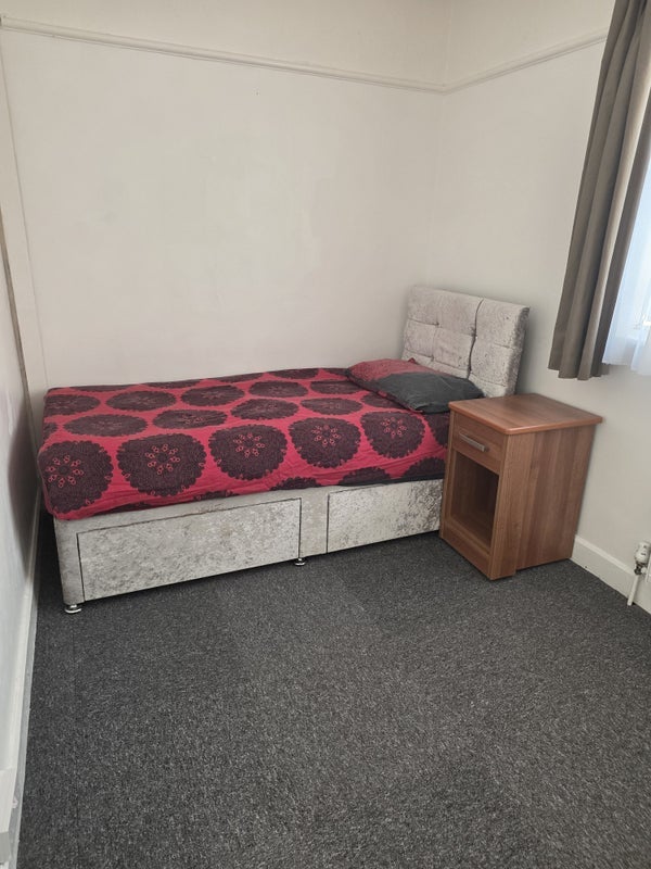 Room Wharton Avenue in Manchester