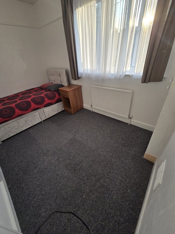 Room Wharton Avenue in Manchester