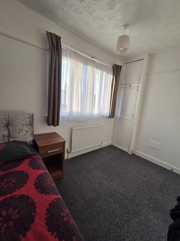 Room Wharton Avenue in Manchester