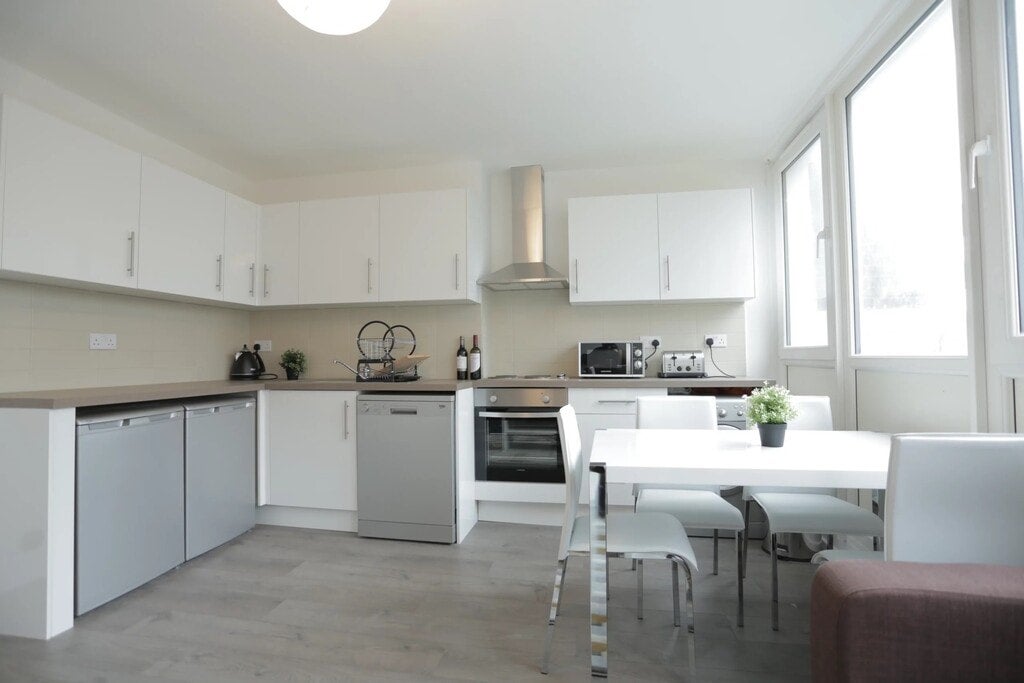 Room Commercial Road in Greater London