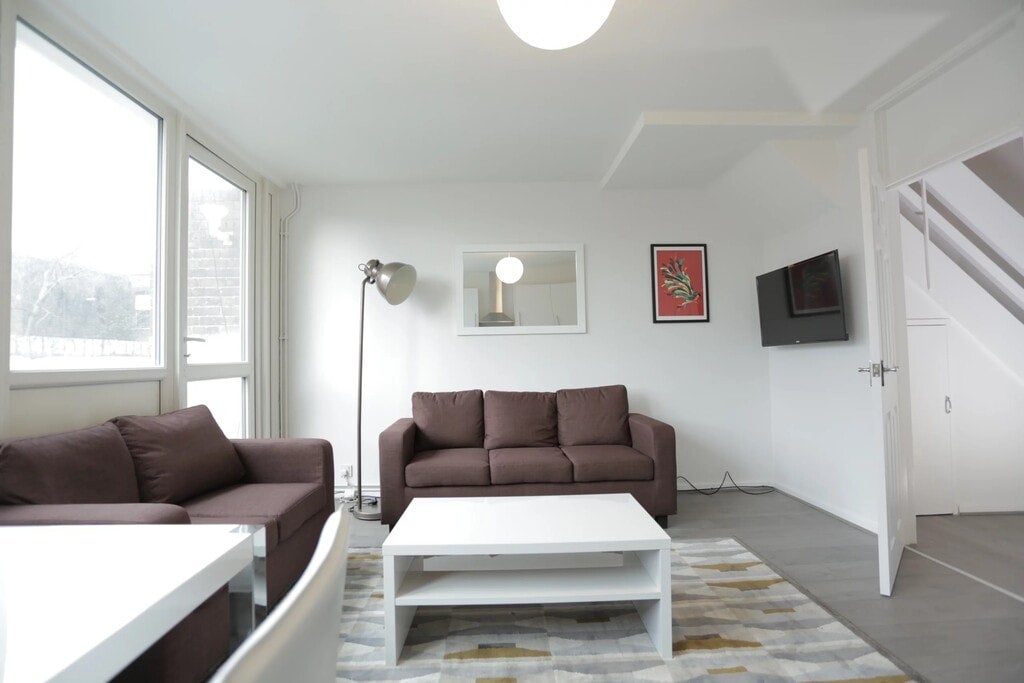 Room Commercial Road in Greater London