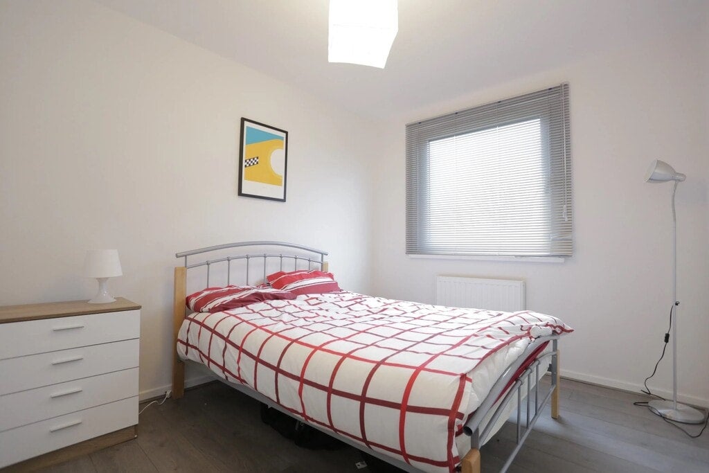 Room Commercial Road in Greater London