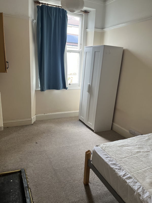 Flat Abbotsford Road in Bristol