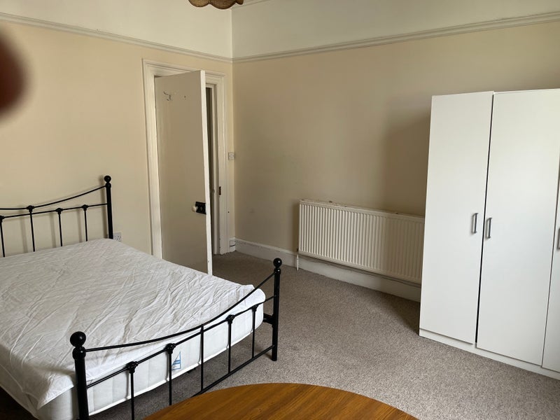 Flat Abbotsford Road in Bristol