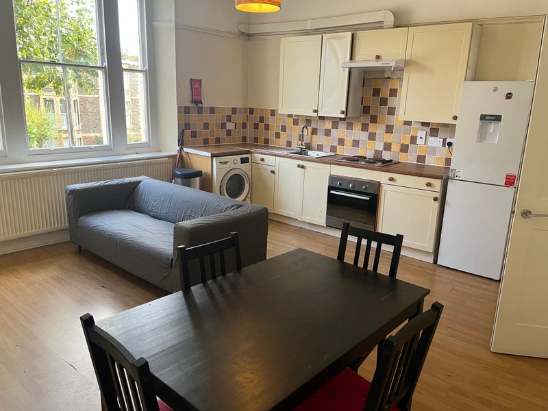 Flat Abbotsford Road in Bristol