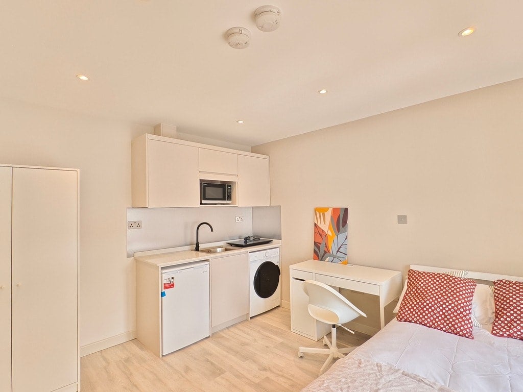 Flat Bisson Road in Greater London
