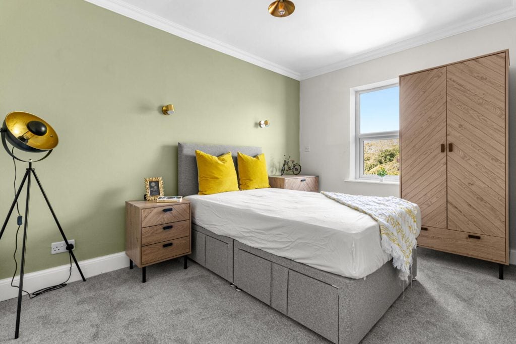 Room Cheney Manor Road in Swindon
