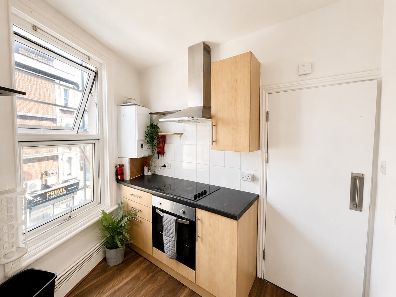 Room Willesden Lane in Greater London