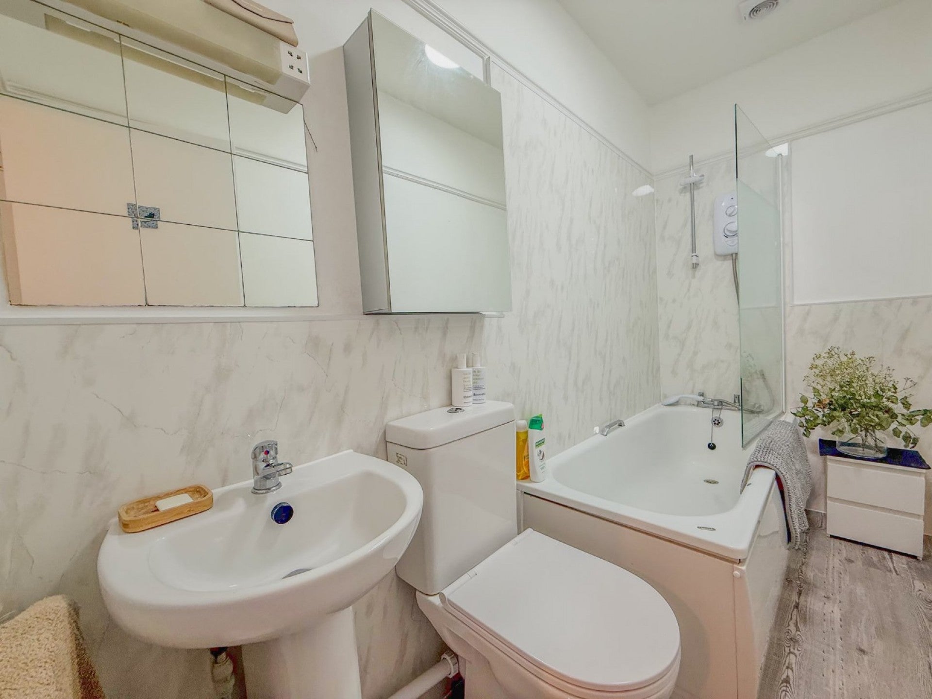 Flat Oakfield Place in Bristol
