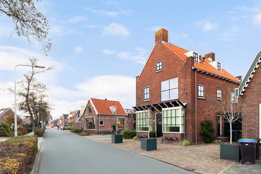 Noordeinde 77 a in Roelofarendsveen