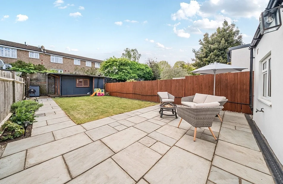 Flat Marius Road in Greater London