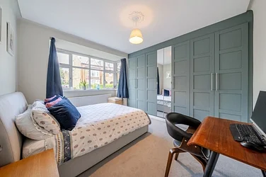 Flat Marius Road in Greater London