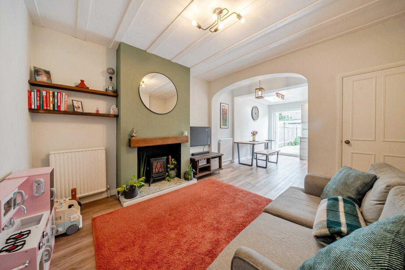 Flat Marius Road in Greater London