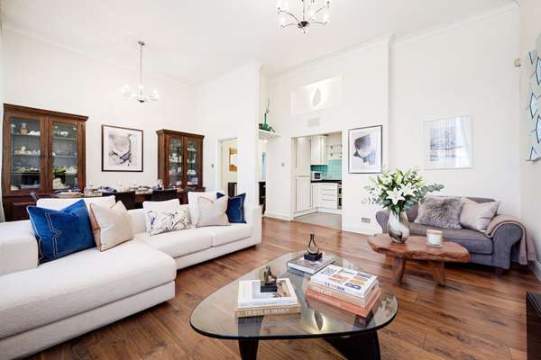 Flat Queen's Gate Terrace in Greater London