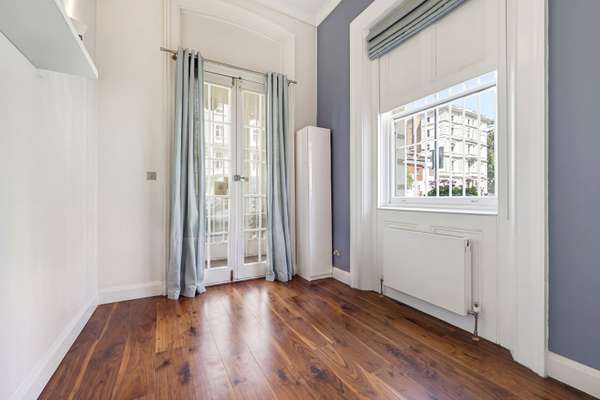 Flat Queen's Gate Terrace in Greater London