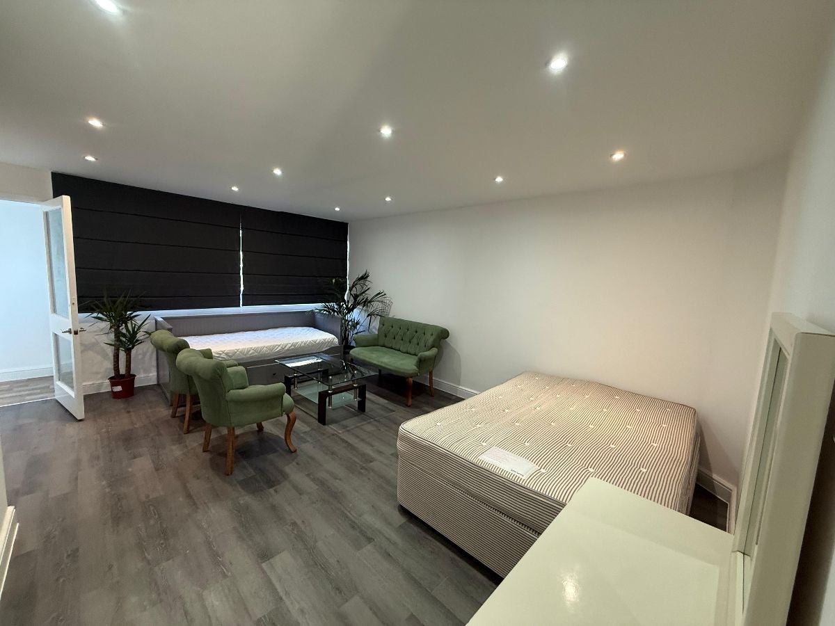 Room Ken Way in Greater London