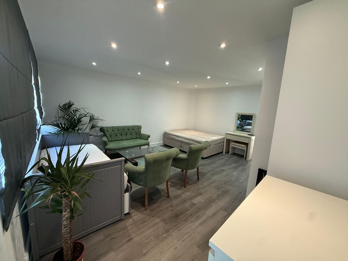 Room Ken Way in Greater London