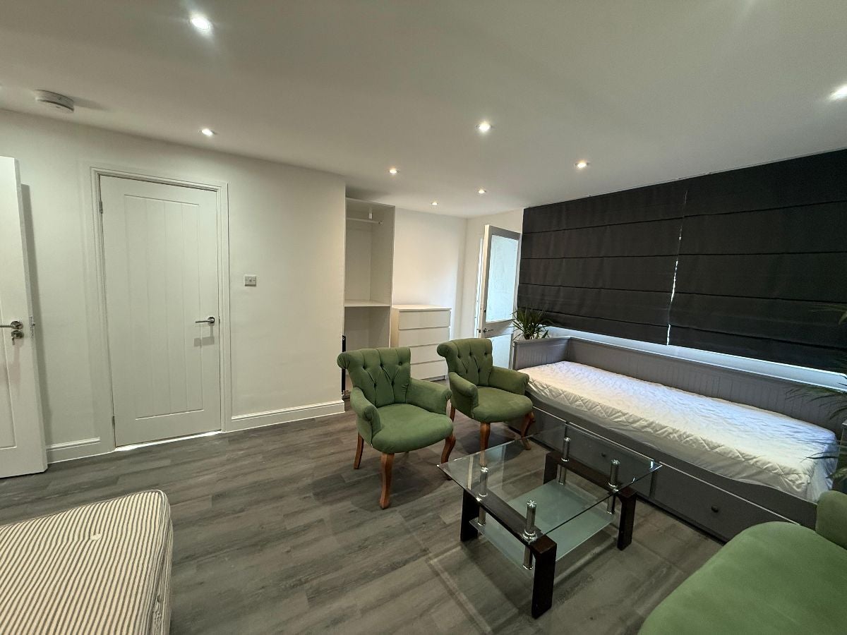 Room Ken Way in Greater London