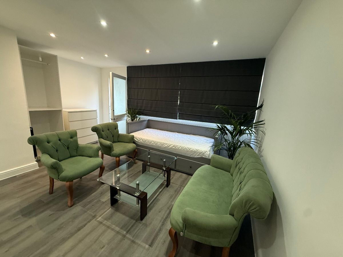 Room Ken Way in Greater London