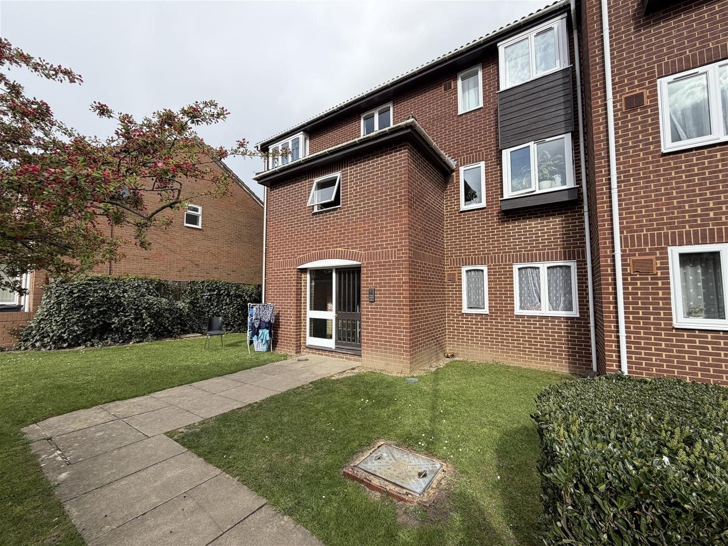 Flat Heston Road in Greater London