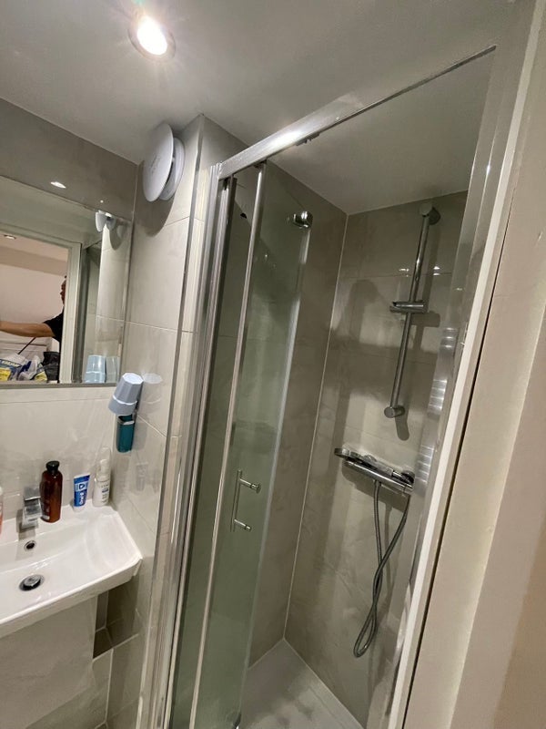 Room Iffley Road in Greater London