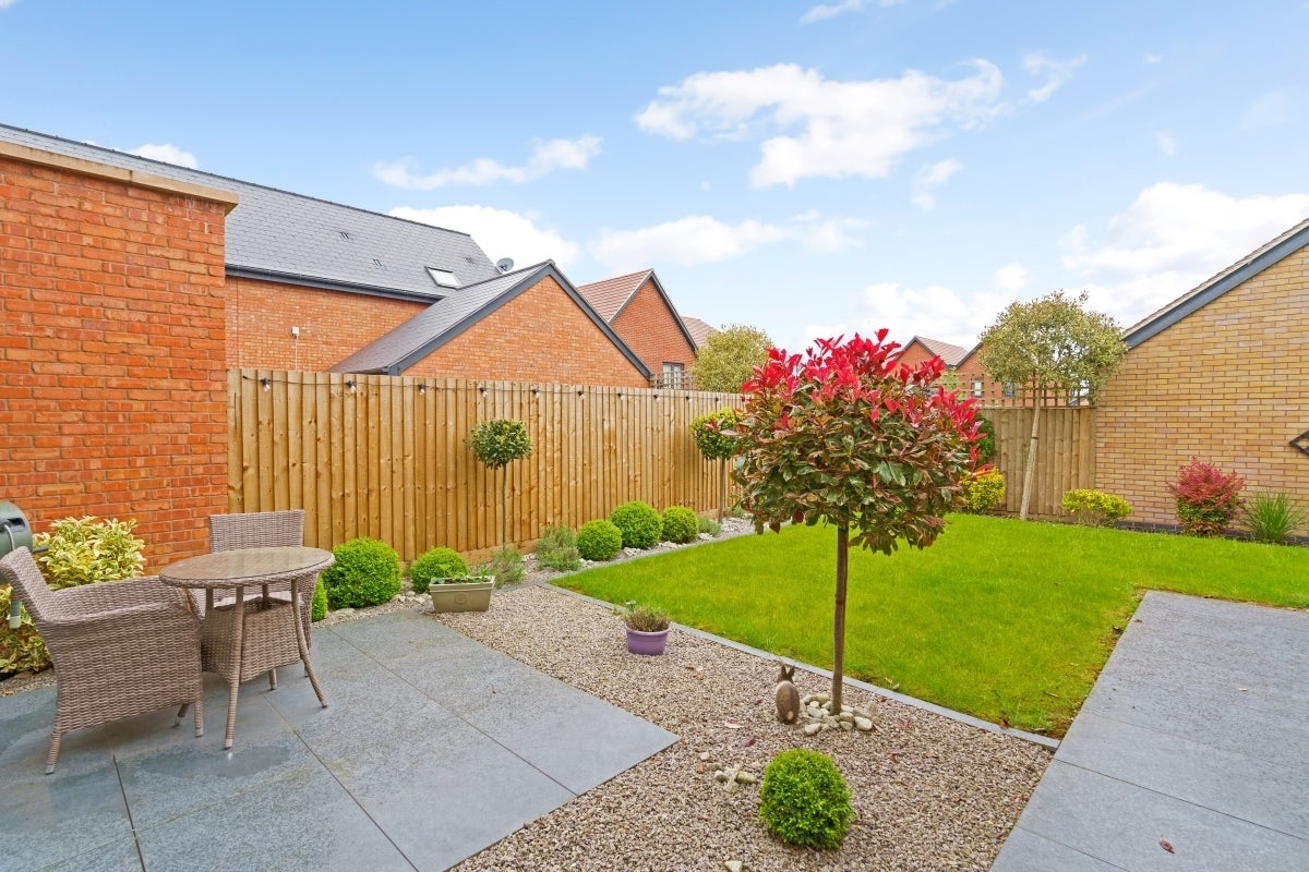 House Buzzard Close in Stratford-on-Avon