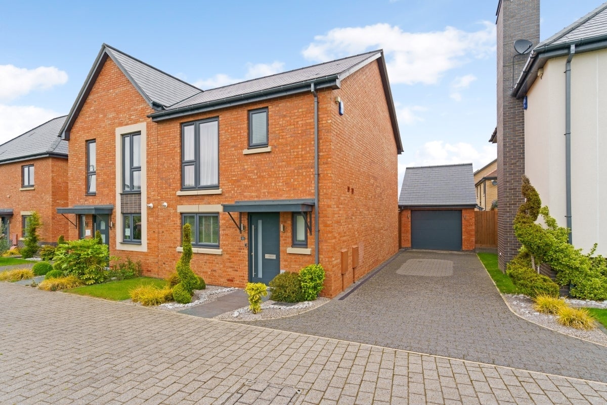 House Buzzard Close in Stratford-on-Avon