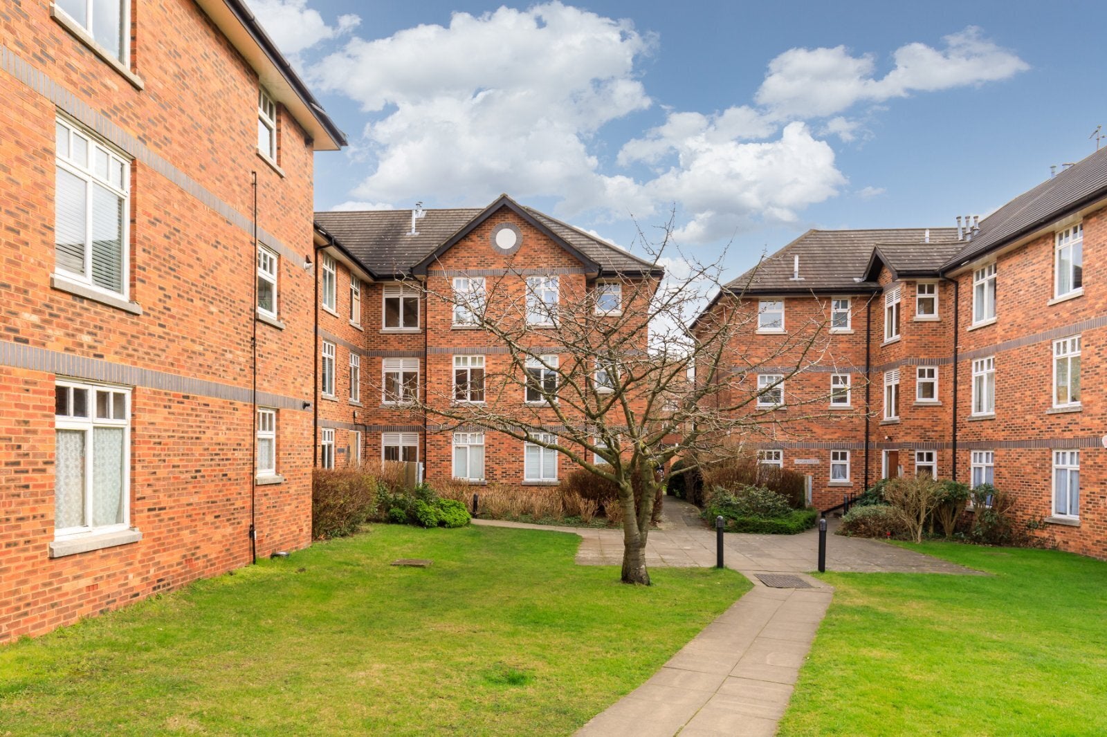 Flat Leithcote Path in Greater London