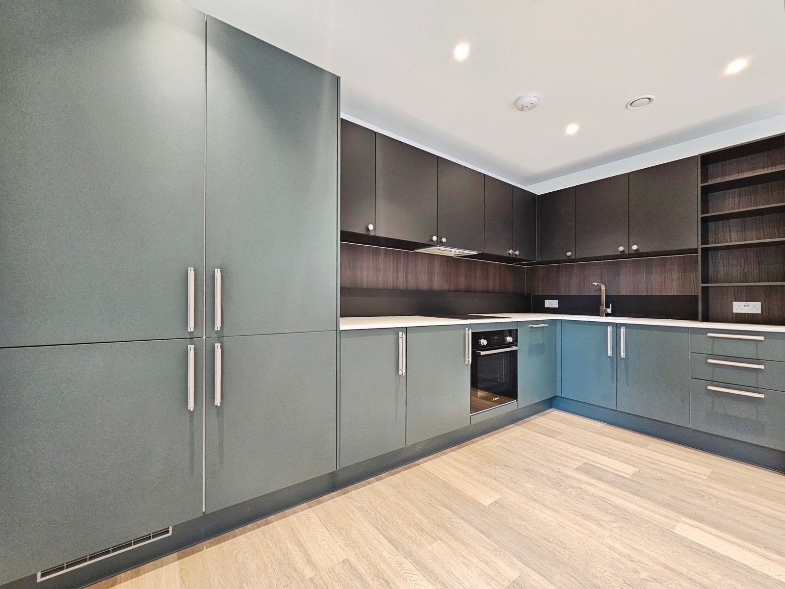 Flat Fairfield Avenue in Borough of Spelthorne