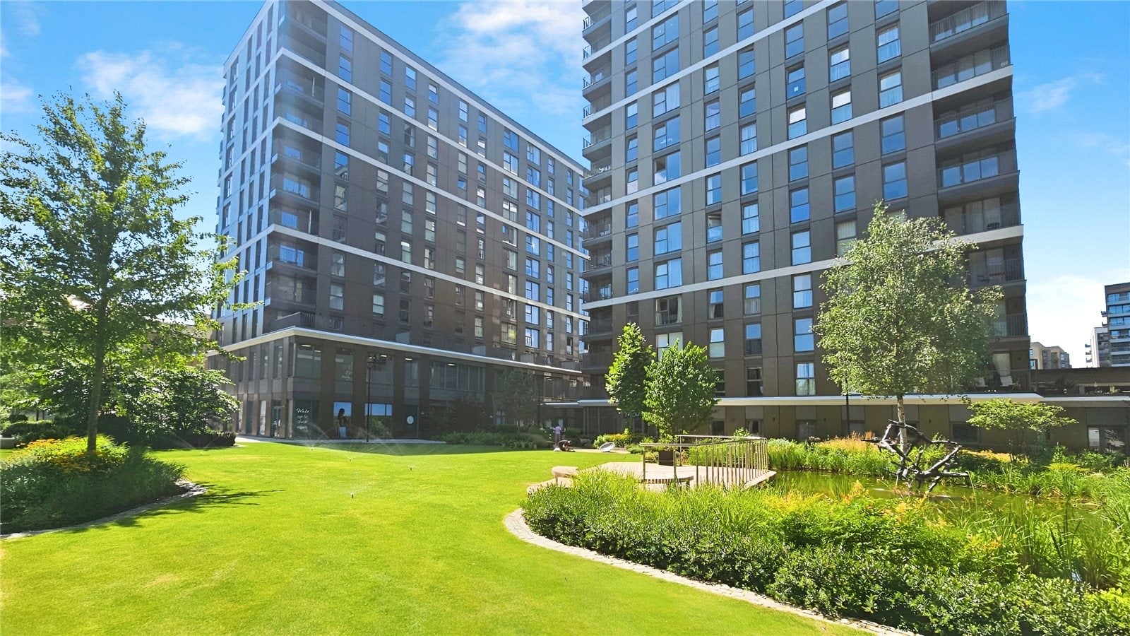 Flat Fairfield Avenue in Borough of Spelthorne