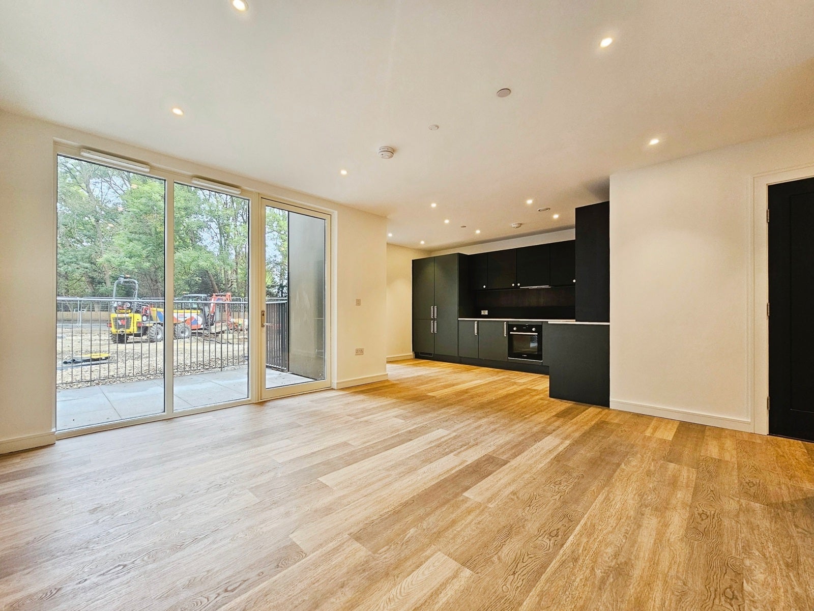 Flat Fairfield Avenue in Borough of Spelthorne