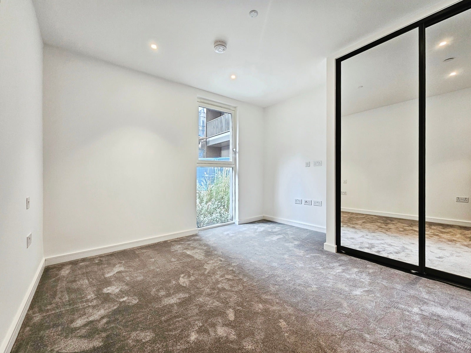 Flat Fairfield Avenue in Borough of Spelthorne