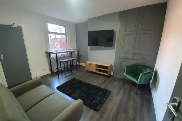 Room Lister Road in Wellingborough