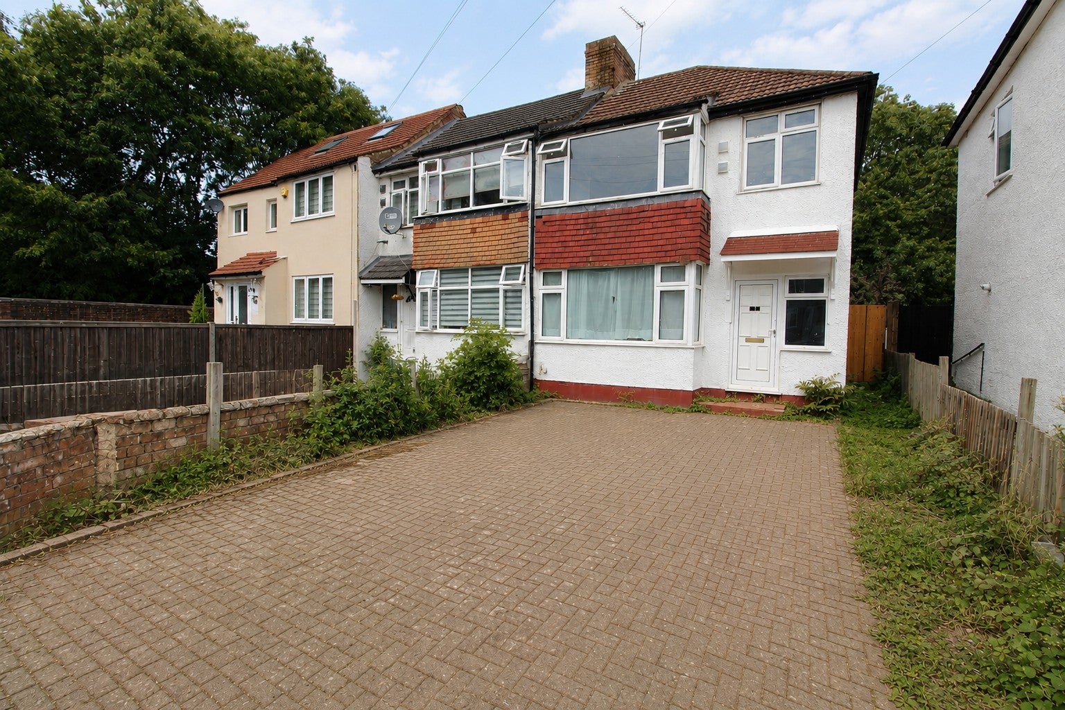 House Arnold Avenue West in Greater London
