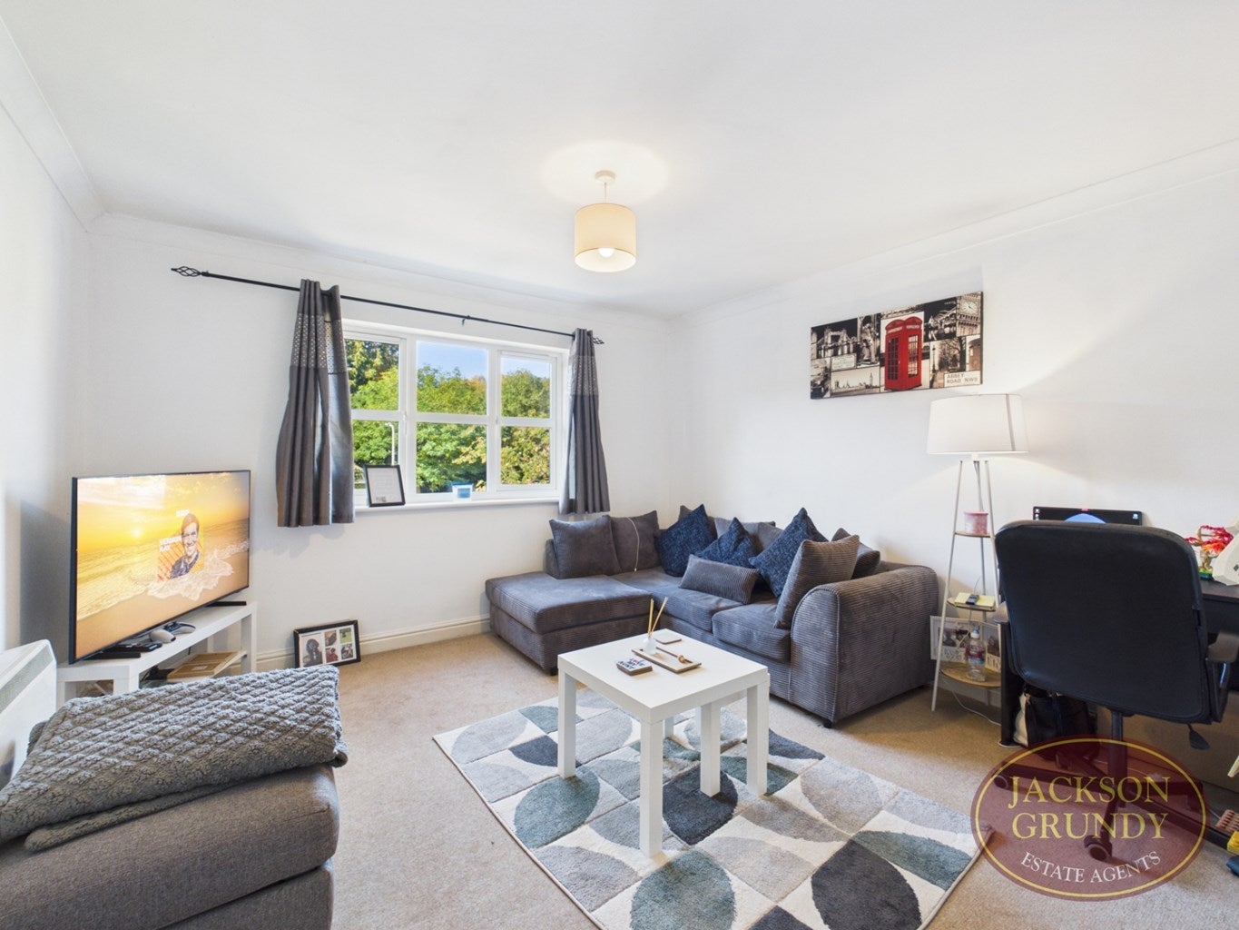 Flat Eton Close in Weedon Bec