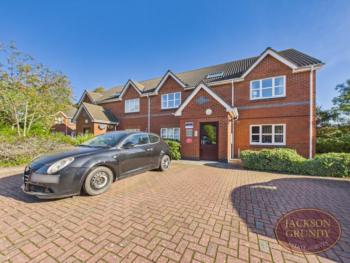 Flat Eton Close in Weedon Bec