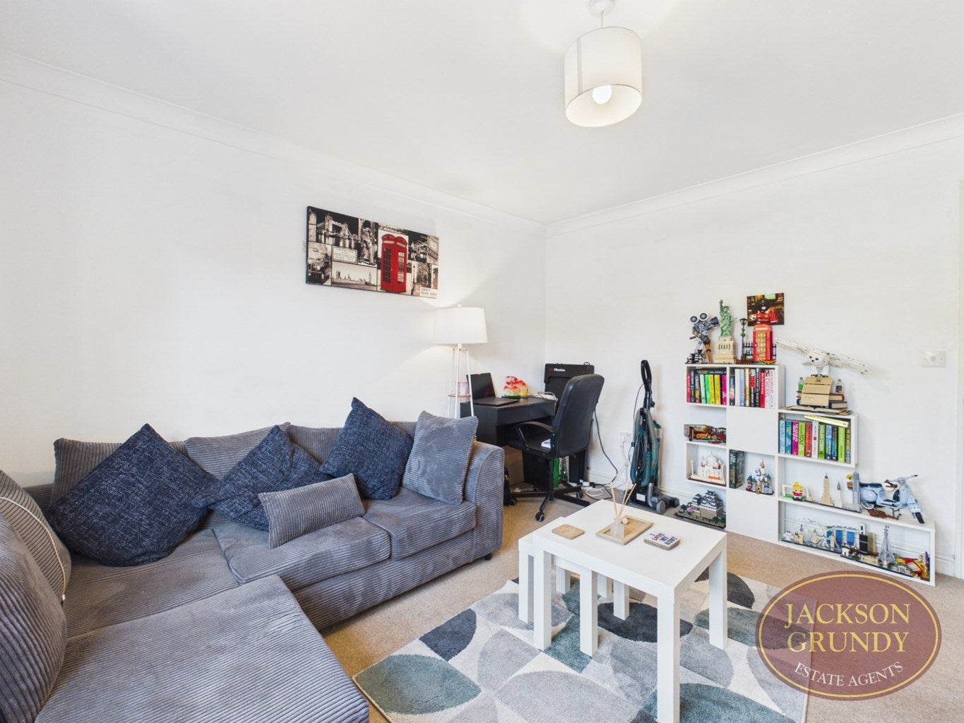 Flat Eton Close in Weedon Bec